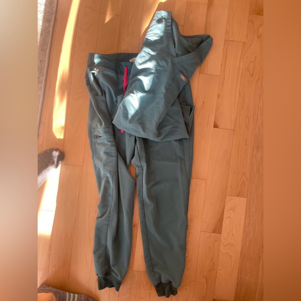 Figs. Worn twice. Medium Zamora jogger bottoms size small top